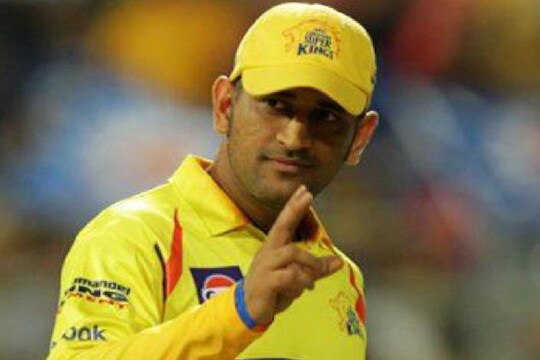 कॅप्टन कूल महेंद्रसिंग धोनीच्या चाहत्यांची संख्या दिवसेंदिवस वाढतच आहे. भारताला टी20 आणि एकदिवसीय क्रिकेटमध्ये विश्वचषक मिळवून देणारा हा खेळाडू अनेक कारणांनी चर्चेत असतो. 
