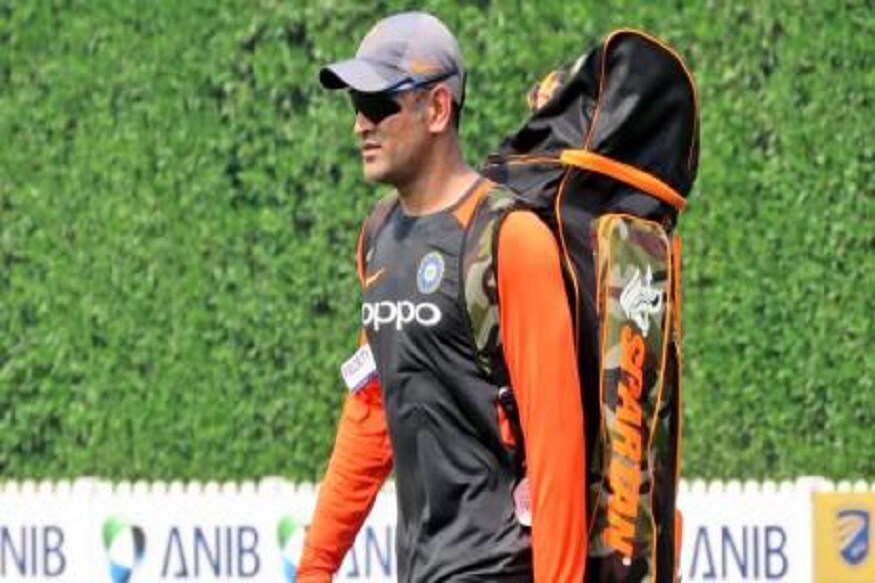 इंग्लंडमध्ये होणाऱ्या वर्ल्ड कपसाठी विराटसेना सज्ज झाली आहे. यावेळी भारताला टी20 आणि एकदिवसीय असे दोन्ही वर्ल्ड कप मिळवून देणाऱ्या महेंद्रसिंग धोनीची विराटला मदत होणार आहे. धोनीचा हा चौथा वर्ल्ड कप असणार आहे. इंग्लंडमध्ये होणाऱ्या वर्ल्ड कपसाठी विराटसेना सज्ज झाली आहे. यावेळी भारताला टी20 आणि एकदिवसीय असे दोन्ही वर्ल्ड कप मिळवून देणाऱ्या महेंद्रसिंग धोनीची विराटला मदत होणार आहे. धोनीचा हा चौथा वर्ल्ड कप असणार आहे.