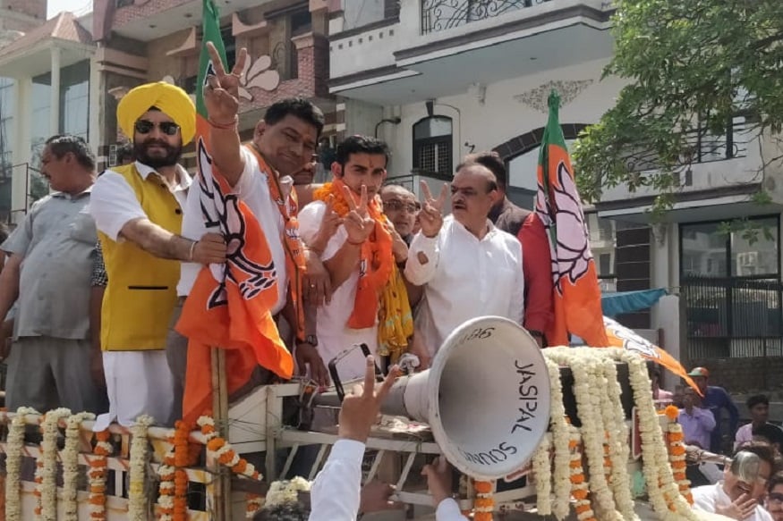 क्रिकेटच्या मैदानातून आता राजकारणात उतरलेल्या गौतम गंभीरने काही दिवसांपूर्वीच भाजपात प्रवेश केला. त्यानंतर पक्षाने त्याला दिल्ली पूर्वमधून उमेदवारी दिली आहे. या ठिकाणी महेश गिरी हे भाजपचे विद्यमान खासदार आहेत. क्रिकेटच्या मैदानातून आता राजकारणात उतरलेल्या गौतम गंभीरने काही दिवसांपूर्वीच भाजपात प्रवेश केला. त्यानंतर पक्षाने त्याला दिल्ली पूर्वमधून उमेदवारी दिली आहे. या ठिकाणी महेश गिरी हे भाजपचे विद्यमान खासदार आहेत.
