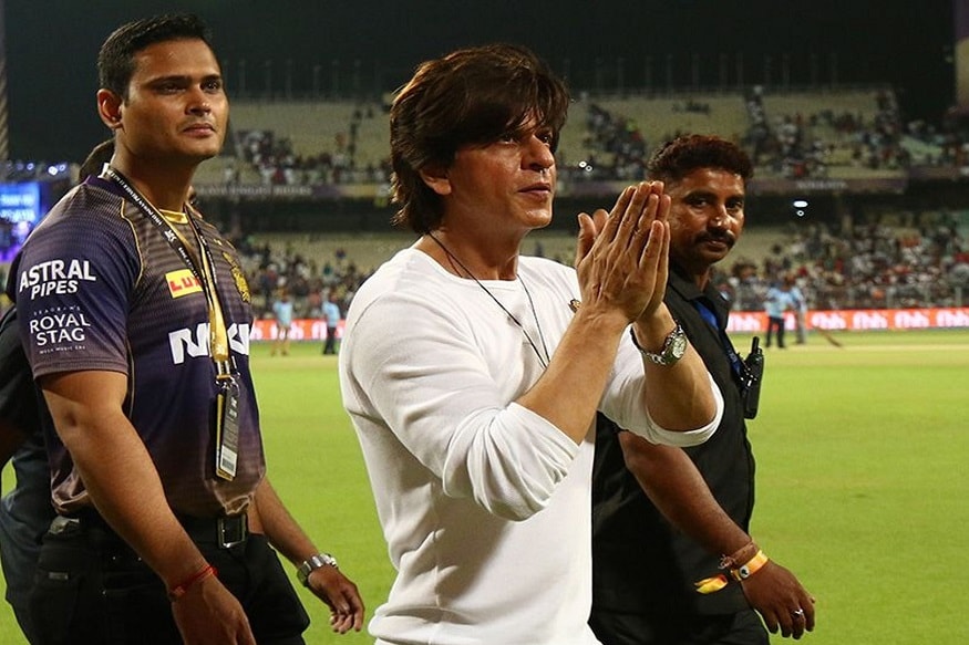 इडन गार्डनवर मुंबईला 34 धावांनी पराभूत केल्यानंतर किंग खान शाहरुखने जल्लोष केला. त्याने मैदानावर फेरीही मारली. इडन गार्डनवर मुंबईला 34 धावांनी पराभूत केल्यानंतर किंग खान शाहरुखने जल्लोष केला. त्याने मैदानावर फेरीही मारली.
