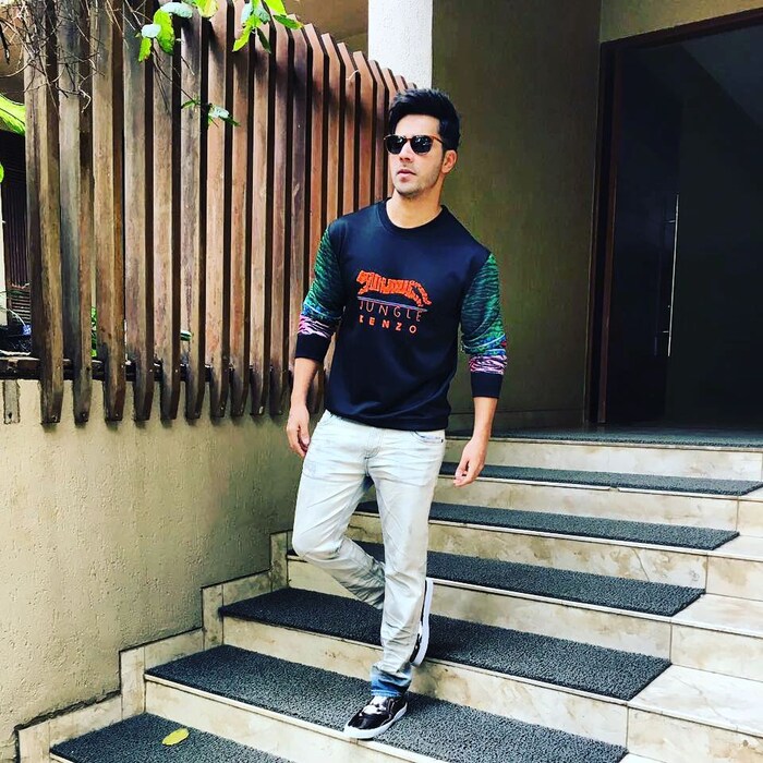 मागील वर्षीच वरुणनं एक अलिशान घर खरेदी केलं होतं. ज्याची किंमत जवळपास 20 कोटी रुपये एवढी आहे. या घराचा व्हिडिओ सोशल मीडियावर खूप व्हायरलही झाला होता. 