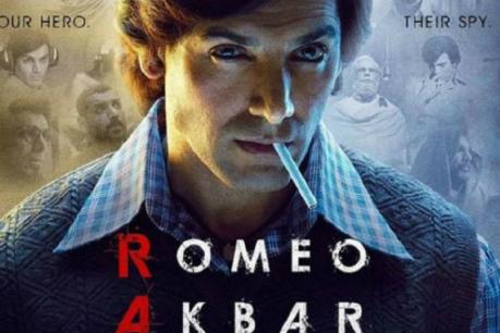 देशभक्ती- सिनेमाचा ट्रेलर पाहून हे स्पष्ट होतं की हा सिनेमा राष्ट्रभक्तीवर भाष्य करतो. सिनेमाच्या निर्मात्यांनी स्पष्ट केलं की हा सिनेमा भारत- पाकिस्तानमधील तणाव वाढवण्यासाठी नाहीये. हा सिनेमा पुलवामा आणि उरी हमल्याच्याआधीच प्लॅन केला गेला होता. देशभक्ती- सिनेमाचा ट्रेलर पाहून हे स्पष्ट होतं की हा सिनेमा राष्ट्रभक्तीवर भाष्य करतो. सिनेमाच्या निर्मात्यांनी स्पष्ट केलं की हा सिनेमा भारत- पाकिस्तानमधील तणाव वाढवण्यासाठी नाहीये. हा सिनेमा पुलवामा आणि उरी हमल्याच्याआधीच प्लॅन केला गेला होता.