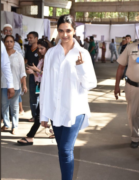 अभिनेत्री दीपिका पदुकोणनने पांढऱ्या रंगाचं सैल शर्ट आणि निळ्या रंगाची जीन्स घातली होती. दीपिकाच्या या लुकची सोशल मीडियावर फार चर्चा होत आहे. अभिनेत्री दीपिका पदुकोणनने पांढऱ्या रंगाचं सैल शर्ट आणि निळ्या रंगाची जीन्स घातली होती. दीपिकाच्या या लुकची सोशल मीडियावर फार चर्चा होत आहे.