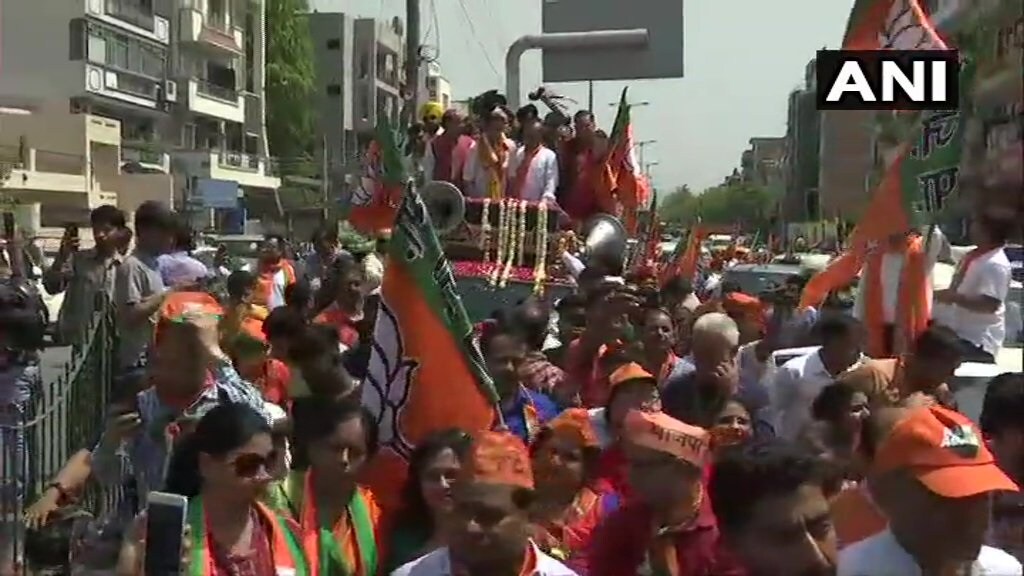 दिल्ली पूर्वमध्ये गिरी यांच्याऐवजी भाजपने गौतम गंभीरला उमेदवारी दिली आहे. मंगळवारी गंभीरने रो़ड़ शो केला. त्याने मतदारसंघात प्रचाराला सुरुवात केली आहे. मला देशाची सेवा करायची आहे असं गंभीरने यावेळी म्हटलं दिल्ली पूर्वमध्ये गिरी यांच्याऐवजी भाजपने गौतम गंभीरला उमेदवारी दिली आहे. मंगळवारी गंभीरने रो़ड़ शो केला. त्याने मतदारसंघात प्रचाराला सुरुवात केली आहे. मला देशाची सेवा करायची आहे असं गंभीरने यावेळी म्हटलं