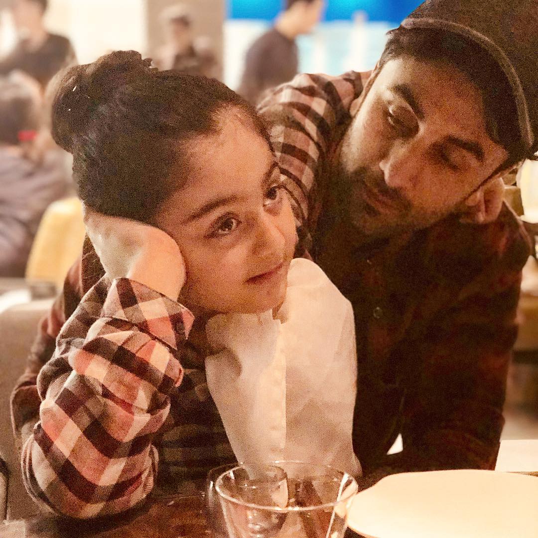 गेल्या काही महिन्यांपासून ऋषी अमेरिकेत त्यांच्या आजारावर उपचार घेत आहेत. पण त्यांना नेमका कोणता आजार झाला याचा खुलासा करण्यात आलेला नाही. मार्च महिन्यात ऋषी भारतात परततील असं म्हटलं जात होतं. मात्र असं काही झालं नाही. गेल्या काही महिन्यांपासून ऋषी अमेरिकेत त्यांच्या आजारावर उपचार घेत आहेत. पण त्यांना नेमका कोणता आजार झाला याचा खुलासा करण्यात आलेला नाही. मार्च महिन्यात ऋषी भारतात परततील असं म्हटलं जात होतं. मात्र असं काही झालं नाही.