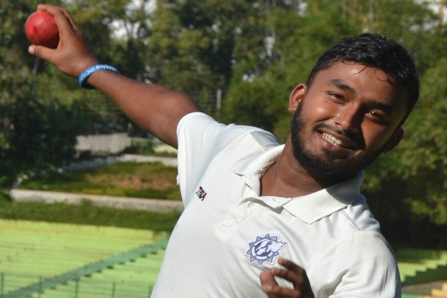 आंध्रप्रदेशच्या या मिस्ट्रीमॅननं आतापर्यंत 6 प्रथम श्रेणीतील सामने खेळले आहेत. त्याच्या नावावर 21 विकेट आहेत. लिस्ट एच्या एकाच सामन्यात त्यानं दोन फलंदाजांना बाद केलं होतं. आंध्रप्रदेशच्या या मिस्ट्रीमॅननं आतापर्यंत 6 प्रथम श्रेणीतील सामने खेळले आहेत. त्याच्या नावावर 21 विकेट आहेत. लिस्ट एच्या एकाच सामन्यात त्यानं दोन फलंदाजांना बाद केलं होतं.