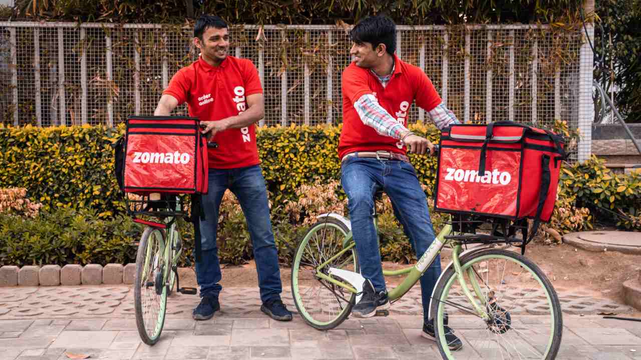 रात्री-अपरात्री हॉटेल, स्ट्रीट फूड अगदी ब्रेफास्टपासून ते डेझर्टपर्यंत वेगवेगळ्या गोष्टी तुम्ही वेगवेगळ्या ठिकाणहून झोमॅटोवरून मागवत असता. झोमॅटोनं आपला वार्षिक अहवाल सादर केला आहे. 200 शहरांमध्ये झोमॅटोची सेवा आहे. एक लाखापेक्षा जास्त रेस्टॉरंट्स झोमॅटोवर लिस्टेड आहेत. झोमॅटोवरून 33 दशलक्ष खाद्यपदार्थांच्या ऑर्डस घेऊन लोकांपर्यंत पोहोचवल्या आहेत. रात्री-अपरात्री हॉटेल, स्ट्रीट फूड अगदी ब्रेफास्टपासून ते डेझर्टपर्यंत वेगवेगळ्या गोष्टी तुम्ही वेगवेगळ्या ठिकाणहून झोमॅटोवरून मागवत असता. झोमॅटोनं आपला वार्षिक अहवाल सादर केला आहे. 200 शहरांमध्ये झोमॅटोची सेवा आहे. एक लाखापेक्षा जास्त रेस्टॉरंट्स झोमॅटोवर लिस्टेड आहेत. झोमॅटोवरून 33 दशलक्ष खाद्यपदार्थांच्या ऑर्डस घेऊन लोकांपर्यंत पोहोचवल्या आहेत.