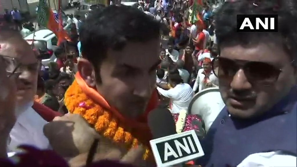रोड शो केल्यानंतर गंभीरने शास्त्रीनगर इथल्या कार्यालयात उमेदवारी अर्ज दाखल केला. गंभीरसोबत दिल्ली भाजपचे प्रदेशाध्यक्ष मनोज तिवारी उपस्थित होते. रोड शो केल्यानंतर गंभीरने शास्त्रीनगर इथल्या कार्यालयात उमेदवारी अर्ज दाखल केला. गंभीरसोबत दिल्ली भाजपचे प्रदेशाध्यक्ष मनोज तिवारी उपस्थित होते.