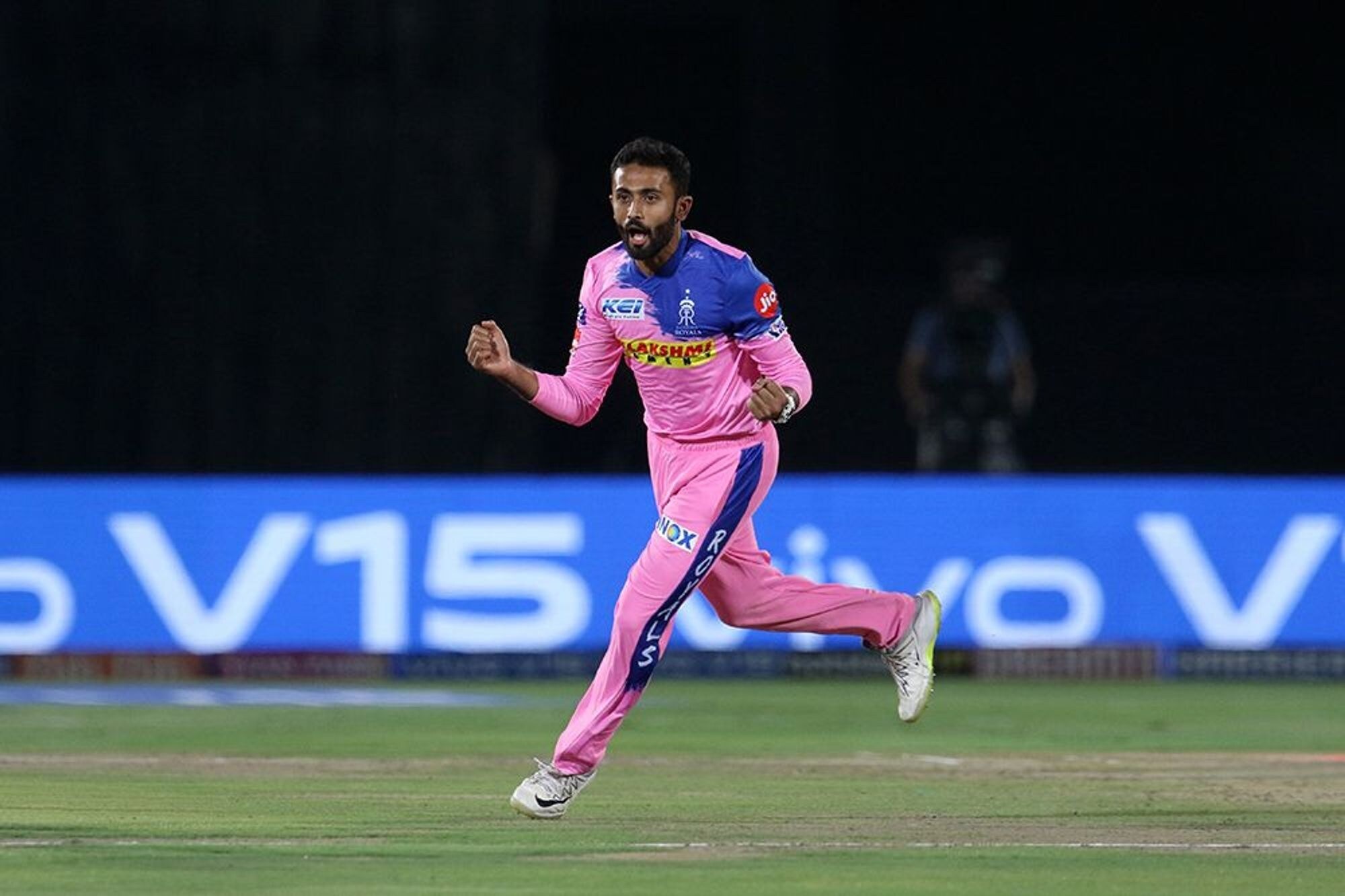 भारताचा असलेल्या या गोलंदाजाने आता आयपीएलमध्ये धमाल केली आहे. त्याने आतापर्यंत विराट, विलियम्सन आणि डिव्हिलियर्स या दिग्गज फलंदाजांनाही बाद केलं आहे. भारताचा असलेल्या या गोलंदाजाने आता आयपीएलमध्ये धमाल केली आहे. त्याने आतापर्यंत विराट, विलियम्सन आणि डिव्हिलियर्स या दिग्गज फलंदाजांनाही बाद केलं आहे.