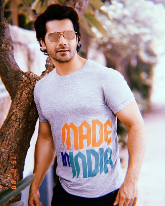 मीडिया रिपोर्टनुसार वरुण धवनची एकूण संपत्ती 120 कोटी रुपये म्हणजेच 1 अब्जाहून जास्त आहे. तर त्याची वर्षाची कमाई 35 कोटी रुपयांच्या आसपास आहे. 