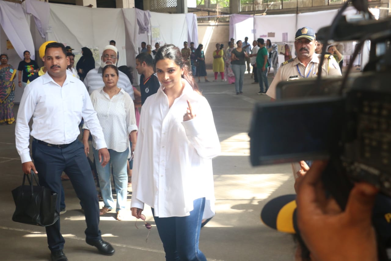 दीपिका मतदान केंद्रावर पोहोचताच प्रसारमाध्यमांचे कॅमेरे आपसूक तिच्या दिशेने वळले. यावेळी मतदानापेक्षा तिच्या लुकचीच चर्चा जास्त झाली. दीपिका मतदान केंद्रावर पोहोचताच प्रसारमाध्यमांचे कॅमेरे आपसूक तिच्या दिशेने वळले. यावेळी मतदानापेक्षा तिच्या लुकचीच चर्चा जास्त झाली.