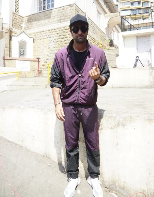 बरगंडी रंगाच्या ट्रॅक सूटमध्ये रणबीर कपूर फारच कुल दिसत होता. त्याने आपल्या आउटफिटसा काळ्या रंगाची टोपी आणि पांढऱ्या रंगाच्या बुटांनी पूर्ण केलं. बरगंडी रंगाच्या ट्रॅक सूटमध्ये रणबीर कपूर फारच कुल दिसत होता. त्याने आपल्या आउटफिटसा काळ्या रंगाची टोपी आणि पांढऱ्या रंगाच्या बुटांनी पूर्ण केलं.
