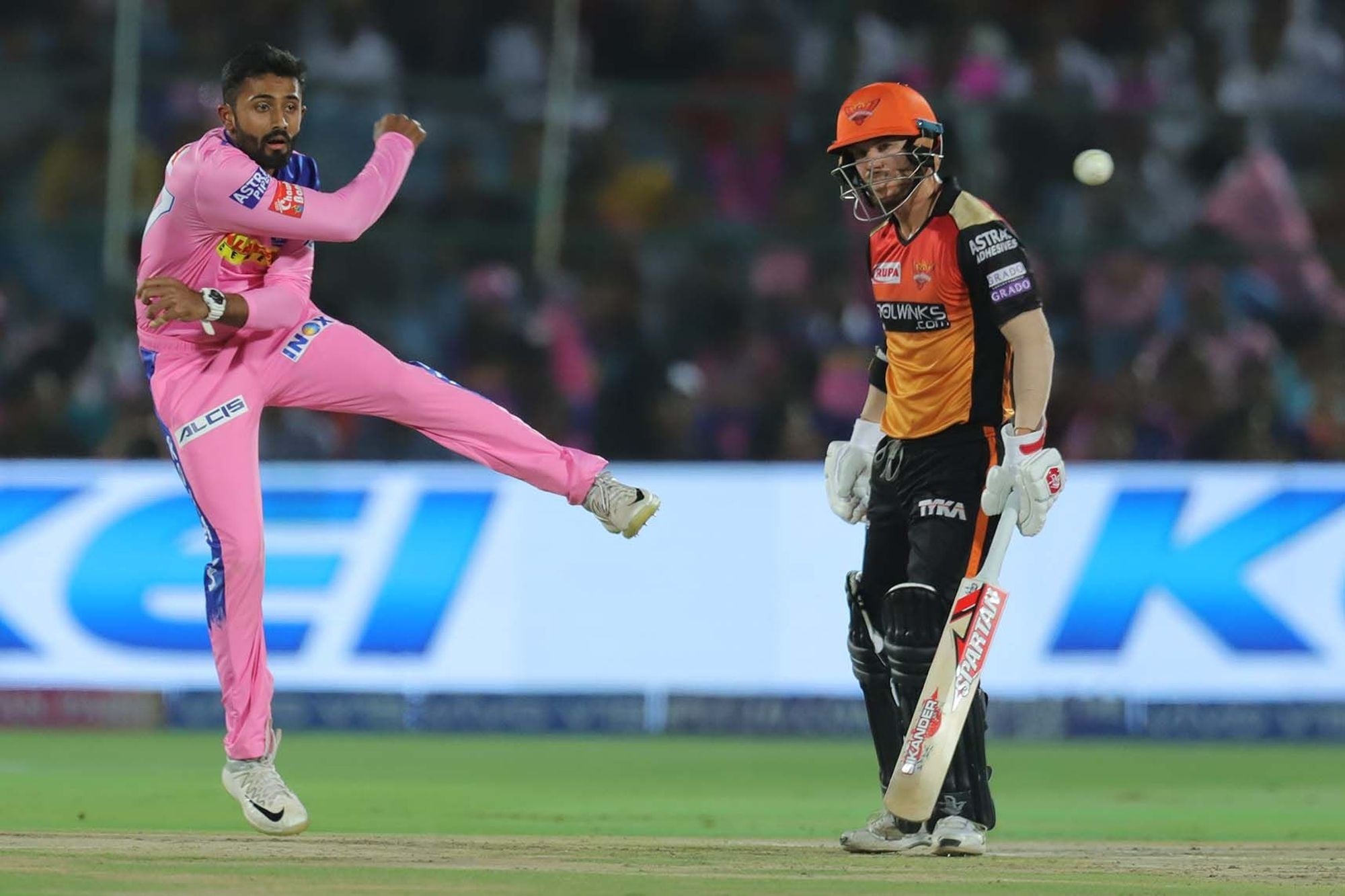 राजस्थान रॉयल्सचा फिरकीपटू श्रेयस गोपालने यंदाच्या आयपीएलमध्ये 12 सामन्यात 14 विकेट घेतल्या आहेत. राजस्थान रॉयल्सचा फिरकीपटू श्रेयस गोपालने यंदाच्या आयपीएलमध्ये 12 सामन्यात 14 विकेट घेतल्या आहेत.