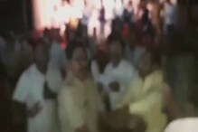 VIDEO: मतदानाला गालबोट, कोल्हापुरात पोलीस-शिक्षकांमध्ये तुफान हाणामारी VIDEO: मतदानाला गालबोट, कोल्हापुरात पोलीस-शिक्षकांमध्ये तुफान हाणामारी