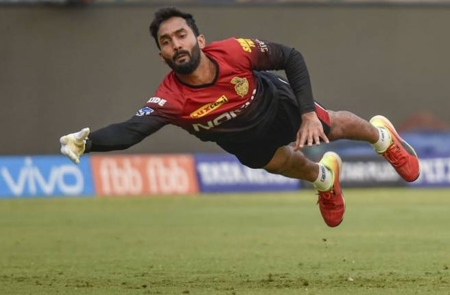 कोलकाता नाइट रायडर्सचा कर्णधार आणि यष्टीरक्षक दिनेश कार्तिकने तिसऱ्या सामन्यात अर्धशतक केलं. इतर सामन्यात त्याची बॅट तळपली नाही. कोलकाता नाइट रायडर्सचा कर्णधार आणि यष्टीरक्षक दिनेश कार्तिकने तिसऱ्या सामन्यात अर्धशतक केलं. इतर सामन्यात त्याची बॅट तळपली नाही.