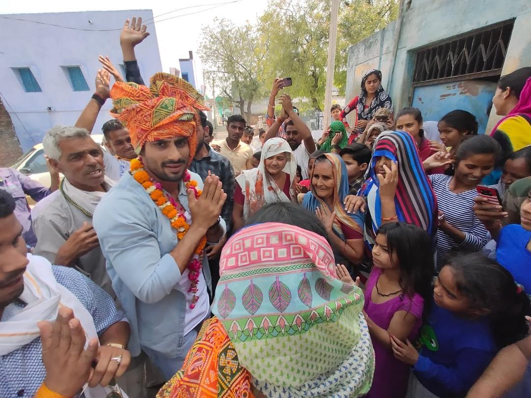नुकताच ‘मुल्क’ सिनेमात दिसलेला अभिनेता प्रतीक बब्बरने उत्तर प्रदेशच्या फतेहपुर सिकरीमध्ये वडील राज बब्बर यांच्यासाठी कँपेन केलं. राज हे काँग्रेसकडून लोकसभा निवडणूक लढवत आहेत. आपल्या इन्स्टाग्राम अकाउंटवर प्रचारादरम्यानचे फोटो शेअर केले. यात तो हात जोडून वडिलांसाठी मतं मागताना दिसत आहे. नुकताच ‘मुल्क’ सिनेमात दिसलेला अभिनेता प्रतीक बब्बरने उत्तर प्रदेशच्या फतेहपुर सिकरीमध्ये वडील राज बब्बर यांच्यासाठी कँपेन केलं. राज हे काँग्रेसकडून लोकसभा निवडणूक लढवत आहेत. आपल्या इन्स्टाग्राम अकाउंटवर प्रचारादरम्यानचे फोटो शेअर केले. यात तो हात जोडून वडिलांसाठी मतं मागताना दिसत आहे.