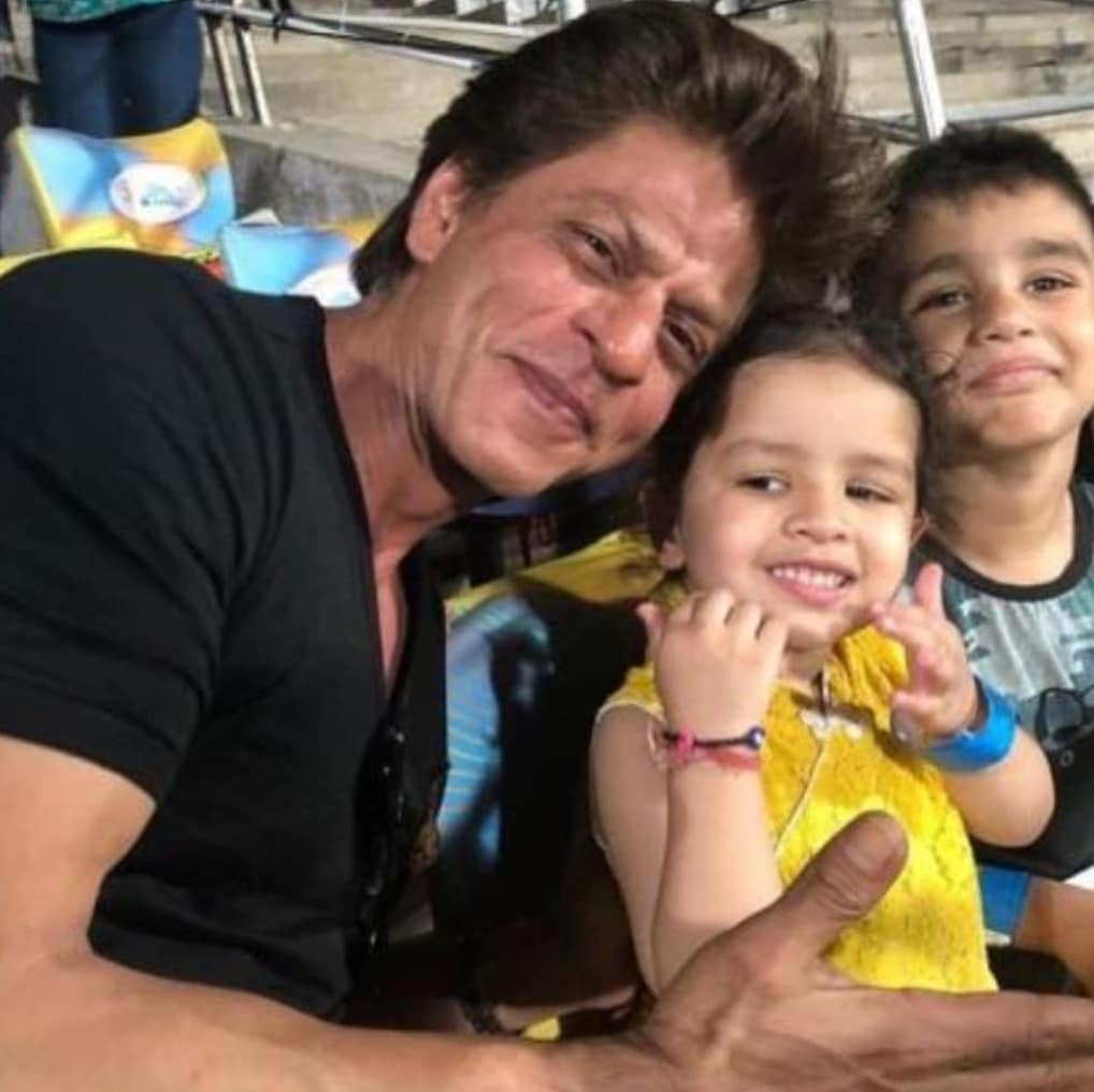 शाहरुखने या फोटोमध्ये काळ्या रंगाचे कपडे घातले होते. तर आपल्या बाबांना पाठिंबा देण्यासाठी झिवाने पिवळ्या रंगाचा फ्रॉक घातला होता. काही दिवसांपूर्वी झिवाचा धोनीला चीअर करतानाचा व्हिडीओ व्हायरल झाला होता. शाहरुखने या फोटोमध्ये काळ्या रंगाचे कपडे घातले होते. तर आपल्या बाबांना पाठिंबा देण्यासाठी झिवाने पिवळ्या रंगाचा फ्रॉक घातला होता. काही दिवसांपूर्वी झिवाचा धोनीला चीअर करतानाचा व्हिडीओ व्हायरल झाला होता.