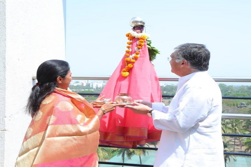 आगामी निवडणुकीच्या पार्श्वभूमीवर नववर्षात वेगवेगळे संकल्प राजकीय नेत्यांनी केले आहेत. मात्र या नववर्षात गुलाल कोण उधळणार आणि निवडणुकीच्या रिंगणात कोणाला धूळ चारणार हे पाहणं महत्त्वाचं ठरणार आहे. आगामी निवडणुकीच्या पार्श्वभूमीवर नववर्षात वेगवेगळे संकल्प राजकीय नेत्यांनी केले आहेत. मात्र या नववर्षात गुलाल कोण उधळणार आणि निवडणुकीच्या रिंगणात कोणाला धूळ चारणार हे पाहणं महत्त्वाचं ठरणार आहे.