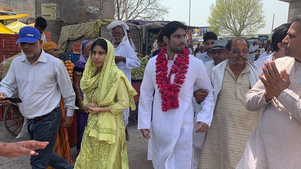 प्रतीकने यावेळी जनतेशी चर्चा करत त्यांच्याकडे वडिलांसाठी मतंही मागितली. निवडणुकांच्याआधी राज यांनी फतेहपुर सिकरी येथे एक रोड शो केला. या रोड शोमध्ये भाजपने गेल्या पाच वर्षात या भागात कोणताही विकास केला नसल्याचा दावा राज बब्बर यांनी यावेळी केला. प्रतीकने यावेळी जनतेशी चर्चा करत त्यांच्याकडे वडिलांसाठी मतंही मागितली. निवडणुकांच्याआधी राज यांनी फतेहपुर सिकरी येथे एक रोड शो केला. या रोड शोमध्ये भाजपने गेल्या पाच वर्षात या भागात कोणताही विकास केला नसल्याचा दावा राज बब्बर यांनी यावेळी केला.