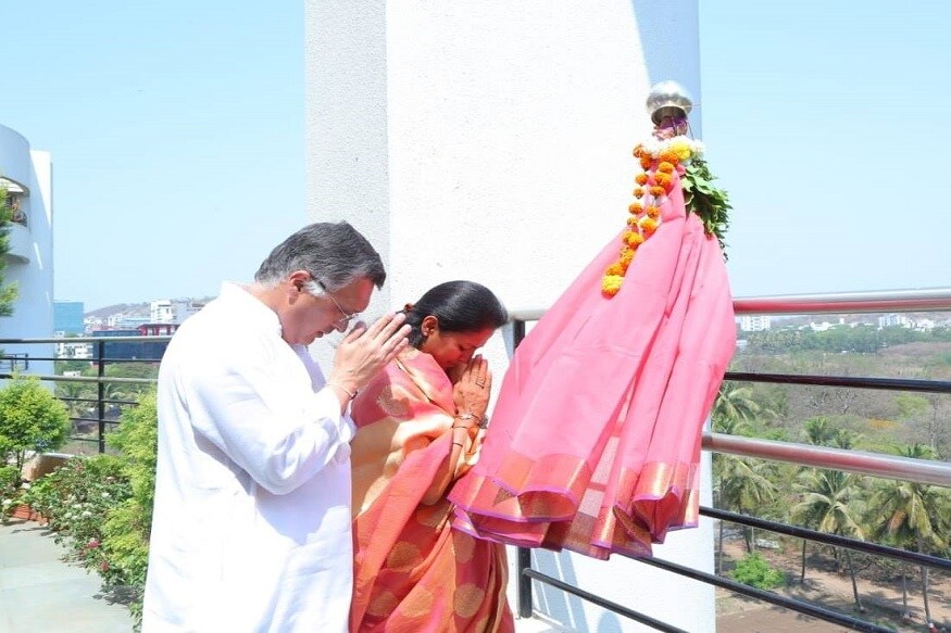 राष्ट्रवादी काँग्रेसच्या सुप्रिया सुळे यांच्याही घरी गुढीपाडवा मोठा उत्साहात साजरा करण्यात आला. सुप्रिया सुळे यांनी पती सदानंद सुळे आणि त्यांचा गुढीसोबतचा फोटो फेसबुकवर शेअर केला आहे. राष्ट्रवादी काँग्रेसच्या सुप्रिया सुळे यांच्याही घरी गुढीपाडवा मोठा उत्साहात साजरा करण्यात आला. सुप्रिया सुळे यांनी पती सदानंद सुळे आणि त्यांचा गुढीसोबतचा फोटो फेसबुकवर शेअर केला आहे.