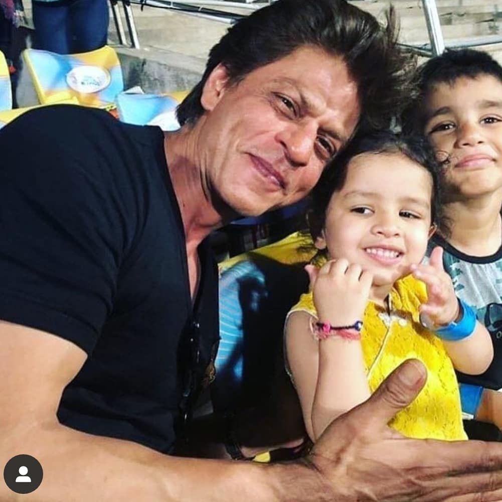 आयपीएल २०१८ चे काही फोटो नव्याने सोशल मीडियावर पाहायला दिसत आहेत. या फोटोंमध्ये शाहरुख खान क्रिकेटर महेंद्र सिंग धोनीच्या मुलीसोबत अर्थात झिवा धोनीसोबत मस्ती करताना दिसत आहे. आयपीएल २०१८ चे काही फोटो नव्याने सोशल मीडियावर पाहायला दिसत आहेत. या फोटोंमध्ये शाहरुख खान क्रिकेटर महेंद्र सिंग धोनीच्या मुलीसोबत अर्थात झिवा धोनीसोबत मस्ती करताना दिसत आहे.