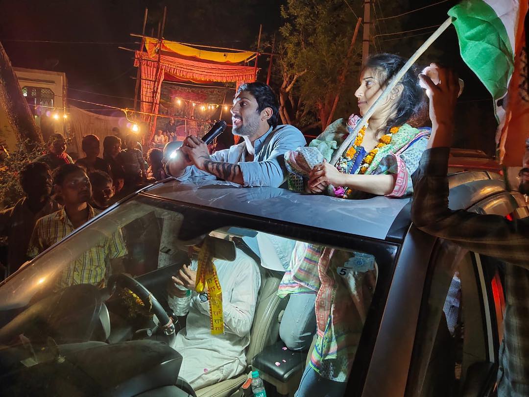 राज म्हणाले की, ‘इथले लोक माझ्यावर प्रेम करतात आणि माझंही त्यांच्यावर अफाट प्रेम आहे. ही निवडणूक याच प्रेम आणि आदराची आहे. इथली लोक फार प्रेमळ आहेत. मी इथे कामही केलं आहे. ही माझी माणसं आहेत, त्यामुळे इथली लोक भाजपला मतं देतील आणि त्यांची सत्ता येईल असं काही होणार नाही.’ राज म्हणाले की, ‘इथले लोक माझ्यावर प्रेम करतात आणि माझंही त्यांच्यावर अफाट प्रेम आहे. ही निवडणूक याच प्रेम आणि आदराची आहे. इथली लोक फार प्रेमळ आहेत. मी इथे कामही केलं आहे. ही माझी माणसं आहेत, त्यामुळे इथली लोक भाजपला मतं देतील आणि त्यांची सत्ता येईल असं काही होणार नाही.’