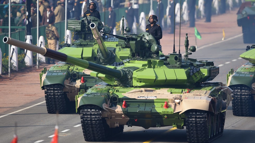 भारताने रशियाकडून T-90 MS बनावटीचे 464 रणगाडे खरेदी करण्याचा निर्णय घेतला आहे. केंद्र सरकारने 13,500 कोटींच्या या संरक्षण व्यवहाराला परवानगी दिली आहे. भारताने रशियाकडून T-90 MS बनावटीचे 464 रणगाडे खरेदी करण्याचा निर्णय घेतला आहे. केंद्र सरकारने 13,500 कोटींच्या या संरक्षण व्यवहाराला परवानगी दिली आहे.