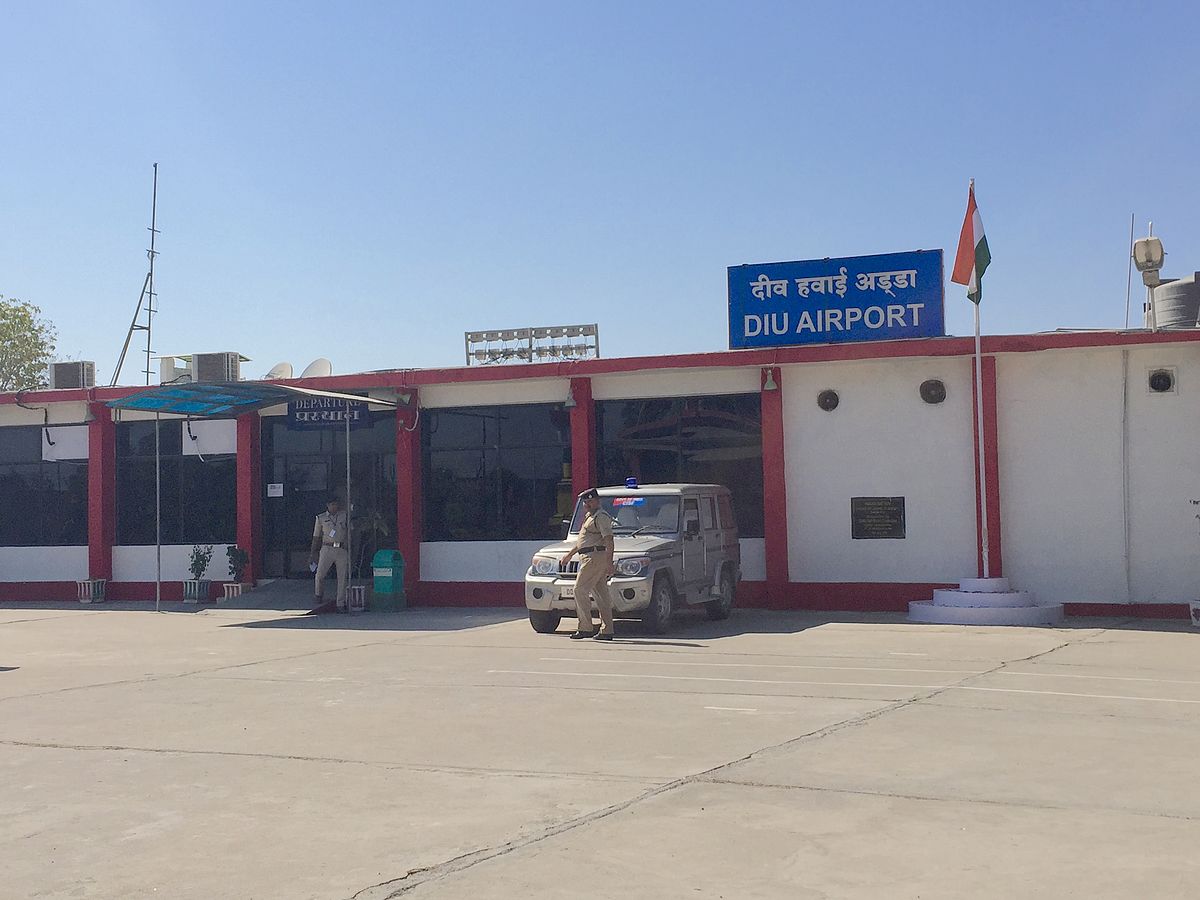 कैद्याला ठेवण्यात आलेला सेल 50 मीटर वर्ग आहे. यात टीव्ही असून त्यावर दूरदर्शन आणि इतर चॅनेल आहेत. या ठिकाणी 20 कैद्यांना ठेवता येईल एवढी जागा आहे. कैद्याला ठेवण्यात आलेला सेल 50 मीटर वर्ग आहे. यात टीव्ही असून त्यावर दूरदर्शन आणि इतर चॅनेल आहेत. या ठिकाणी 20 कैद्यांना ठेवता येईल एवढी जागा आहे.