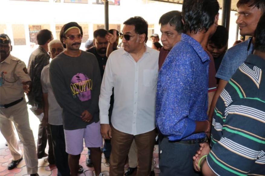 एकीकडे दीपिकाचा स्टायलिश लुक दिसला तर दुसरीकडे तिचा नवरा रणवीर सिंग कॅज्युअल लुकमध्ये मतदान करायला आला. तो उन्हामुळे फार टॅन झाल्यासारखाही वाटला. एकीकडे दीपिकाचा स्टायलिश लुक दिसला तर दुसरीकडे तिचा नवरा रणवीर सिंग कॅज्युअल लुकमध्ये मतदान करायला आला. तो उन्हामुळे फार टॅन झाल्यासारखाही वाटला.