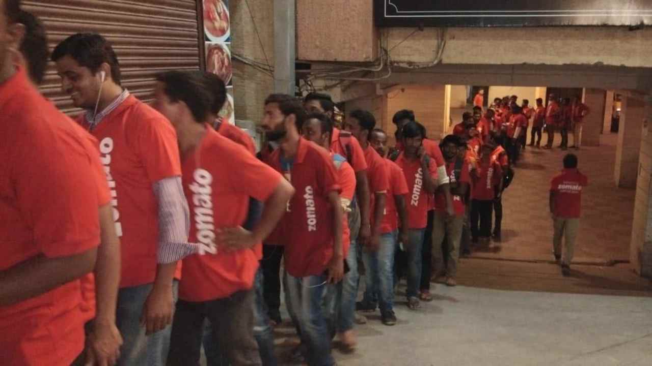 राजस्थानमध्ये झोमॅटोनं 48 हॉटेलशी टायअप केलं आहे. झोमॅटोवर राजस्थानमध्ये एका दिवसात 292 फूड डिलिव्हरी ऑर्डर होत असल्याची नोंद करण्यात आली आहे. राजस्थानमध्ये झोमॅटोनं 48 हॉटेलशी टायअप केलं आहे. झोमॅटोवर राजस्थानमध्ये एका दिवसात 292 फूड डिलिव्हरी ऑर्डर होत असल्याची नोंद करण्यात आली आहे.