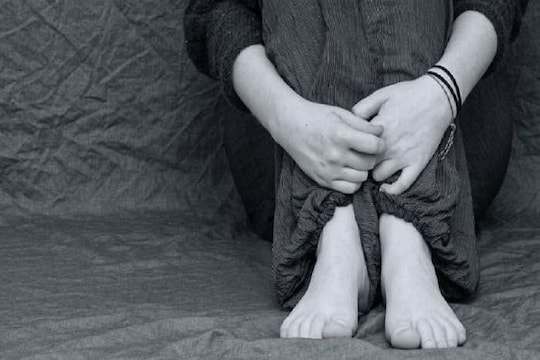 तरुणीवर बॉयफ्रेंड आणि मित्रांनीच केला बलात्कार, रात्रभर पडून राहिली बेशुद्ध