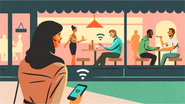सार्वजनिक ठिकाणी भेटा. पहिल्या काही भेटी सार्वजनिक ठिकाणी होतील याची कटाक्षानं काळजी घ्या. कॅफे, पार्क, मंदिर, हॉटेल्स अशा ठिकाणी भेटणं सुरक्षेच्या दृष्टीनं फायद्याचं ठरेल. कुठल्याही मोहाला बळी पडू नका. प्रवासासाठी सार्वजनिक वाहनाचा वापर करा. पहिल्याच भेटीत फोटो काढणं टाळा. सार्वजनिक ठिकाणी भेटा. पहिल्या काही भेटी सार्वजनिक ठिकाणी होतील याची कटाक्षानं काळजी घ्या. कॅफे, पार्क, मंदिर, हॉटेल्स अशा ठिकाणी भेटणं सुरक्षेच्या दृष्टीनं फायद्याचं ठरेल. कुठल्याही मोहाला बळी पडू नका. प्रवासासाठी सार्वजनिक वाहनाचा वापर करा. पहिल्याच भेटीत फोटो काढणं टाळा.