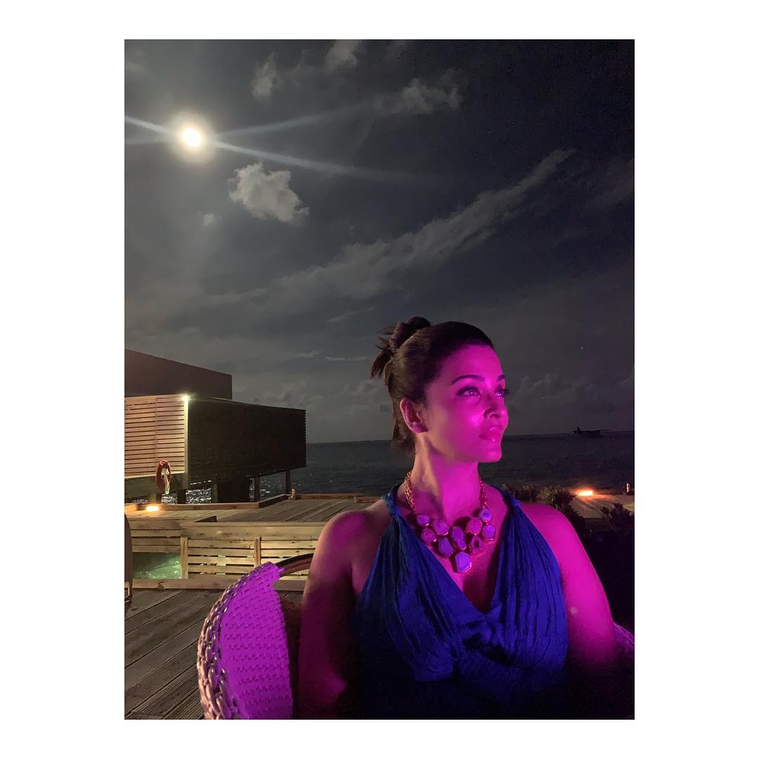 इन्स्टाग्रामवर ऐश्वर्याचा फोटो शेअर करताना अभिषेकने लिहिले की, ‘हनी अँड मून’. या फोटोमध्ये समुद्र किनारी खुर्चीवर बसलेली ऐश्वर्या फारच सुंदर दिसतेय आणि तिच्या मागचा चंद्रही फार आकर्षक आहे. इन्स्टाग्रामवर ऐश्वर्याचा फोटो शेअर करताना अभिषेकने लिहिले की, ‘हनी अँड मून’. या फोटोमध्ये समुद्र किनारी खुर्चीवर बसलेली ऐश्वर्या फारच सुंदर दिसतेय आणि तिच्या मागचा चंद्रही फार आकर्षक आहे.
