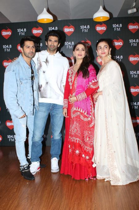 यावेळी आलिया भट्टसोबत वरुण धवन, आदित्य रॉय कपूर आणि माधुरी दीक्षित हे कलंक सिनेमातील इतर कलाकार मंडळीही उपस्थित होती. सोनाक्षी सिन्हा दबंग ३ सिनेमाच्या चित्रीकरणात व्यग्र असल्यामुळे ती प्रमोशनमध्ये दिसली नाही. यावेळी आलिया भट्टसोबत वरुण धवन, आदित्य रॉय कपूर आणि माधुरी दीक्षित हे कलंक सिनेमातील इतर कलाकार मंडळीही उपस्थित होती. सोनाक्षी सिन्हा दबंग ३ सिनेमाच्या चित्रीकरणात व्यग्र असल्यामुळे ती प्रमोशनमध्ये दिसली नाही.
