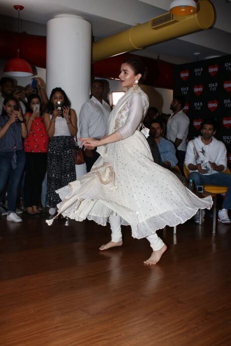 आलियासोबतच उपस्थित प्रेक्षकही तिचा हा डान्स चांगलाच एन्जॉय करताना दिसत आहेत. पण आलियाला पाहण्यापेक्षा तिला आपल्या मोबाइलमध्ये कैद करून घेण्यातच सारे दंग होते. आलियाही नाचण्यात दंग होती. तीही प्रत्येक स्टेप करताना एन्जॉय करत होती. आलियासोबतच उपस्थित प्रेक्षकही तिचा हा डान्स चांगलाच एन्जॉय करताना दिसत आहेत. पण आलियाला पाहण्यापेक्षा तिला आपल्या मोबाइलमध्ये कैद करून घेण्यातच सारे दंग होते. आलियाही नाचण्यात दंग होती. तीही प्रत्येक स्टेप करताना एन्जॉय करत होती.