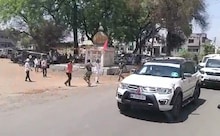 अमळनेरात मुख्यमंत्र्यांना दाखवले काळे झेंडे, 37 कार्यकर्ते ताब्यात