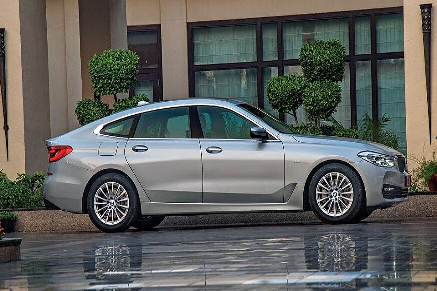 BMW 6 Series मधली ही सगळ्यात स्वस्त कार असल्याची चर्चा आहे. या कारचे भाग चेन्नई इथे असेंम्बल करण्यात आले आहेत. BMW 6 Series GT गाडीत कंफरटेबल फीचर्स, अत्याधुनिक तंत्रज्ञानाचा वापर करण्यात आला आहे. BMW 620d GT गाडीमध्ये 3 प्रकार आहेत. पेट्रोलवर चालणारी आणि दोन प्रकारच्या गाड्या ह्या डिझेलवर चालणाऱ्या आहेत. BMW 6 Series मधली ही सगळ्यात स्वस्त कार असल्याची चर्चा आहे. या कारचे भाग चेन्नई इथे असेंम्बल करण्यात आले आहेत. BMW 6 Series GT गाडीत कंफरटेबल फीचर्स, अत्याधुनिक तंत्रज्ञानाचा वापर करण्यात आला आहे. BMW 620d GT गाडीमध्ये 3 प्रकार आहेत. पेट्रोलवर चालणारी आणि दोन प्रकारच्या गाड्या ह्या डिझेलवर चालणाऱ्या आहेत.