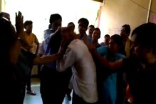 VIDEO: विद्यार्थिनीचा विनयभंग; मनसे कार्यकर्त्यांनी नराधम शिपायाला दिला चोप VIDEO: विद्यार्थिनीचा विनयभंग; मनसे कार्यकर्त्यांनी नराधम शिपायाला दिला चोप