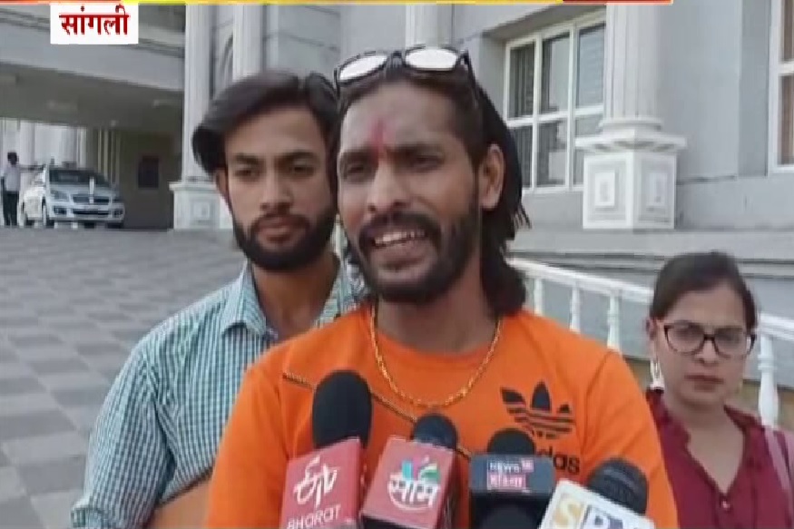 SPECIAL REPORT: डिपॉजिट भरतेवेळी 'या' महाशयांनी आणली चक्क 25 हजारांची चिल्लर!