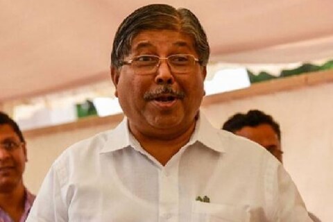 सांगली, 12 एप्रिल : ''राजू शेट्टीला पाडायला भाजप आणि सेना लागत नाही. शरद पवार हे खूप हुशार नेते आहेत. मग ते त्यांना सोडतील का?'' अशी टीका चंद्रकांत पाटील यांनी केली. सांगलीच्या इस्लामपूरमध्ये भाजप सेनेच्या युतीचे उमेदवार धैर्यशील माने यांच्या प्रचार सभेत ते बोलत होते. ''पवारांनी आत्तापर्यंत अनेकांना फसवलंय. वसंतदादा,  विखे पाटीलांनंतर आता राजू शेट्टी यांना ये-ये म्हणत त्यांनी पिंजऱ्यात घेतलंय'' असं चंद्रकांत पाटील म्हणाले. 