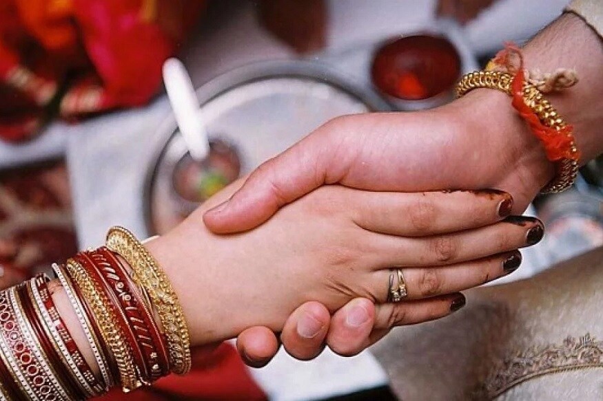 एसटीडी टेस्ट (STD test) सध्याच्या घडीला लग्नाआधीच शारीरिक संबंध ठेवणं अनेकांसाठी सामान्य झालं आहे. त्यामुळे लैंगिक संक्रमित आजारांची चाचणी करणं गरजेचं आहे. यामध्ये एचआयव्ही, स्किन इन्फेक्शन, हेपेटायटिस अशा आजारांचा समावेश आहे. यापैकी काही आजार धोकादायक ठरू शकतात. त्यामुळे लग्नाआधी एसटीडी म्हणजेच सेक्शुअल ट्रान्समिटेड डिसीजची चाचणी जरूर करून घ्या. एसटीडी टेस्ट (STD test) सध्याच्या घडीला लग्नाआधीच शारीरिक संबंध ठेवणं अनेकांसाठी सामान्य झालं आहे. त्यामुळे लैंगिक संक्रमित आजारांची चाचणी करणं गरजेचं आहे. यामध्ये एचआयव्ही, स्किन इन्फेक्शन, हेपेटायटिस अशा आजारांचा समावेश आहे. यापैकी काही आजार धोकादायक ठरू शकतात. त्यामुळे लग्नाआधी एसटीडी म्हणजेच सेक्शुअल ट्रान्समिटेड डिसीजची चाचणी जरूर करून घ्या.