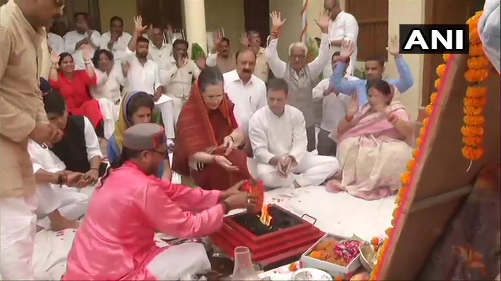 स्मृती ईराणी यांच्यानंतर उत्तर प्रदेशमध्ये सोनिया गांधी यांनीही रायबरेली इथे यज्ञ करून प्रार्थना केली आहे. यज्ञादरम्यान काँग्रेस अध्यक्ष राहुल गांधी आणि काँग्रेसच्या सरचिटणीस प्रियंका गांधी-वाड्राही उपस्थित होत्या. स्मृती ईराणी यांच्यानंतर उत्तर प्रदेशमध्ये सोनिया गांधी यांनीही रायबरेली इथे यज्ञ करून प्रार्थना केली आहे. यज्ञादरम्यान काँग्रेस अध्यक्ष राहुल गांधी आणि काँग्रेसच्या सरचिटणीस प्रियंका गांधी-वाड्राही उपस्थित होत्या.