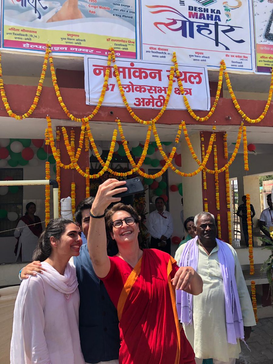 राहुल गांधी यांच्याबरोबर उमेदवारी अर्ज भरायला भरताना संपूर्ण गांधी परिवार हजर होता. प्रियांका गांधी यांना आपल्या मुलांबरोबर सेल्फी घ्यायचा मोह आवरला नाही. हा फोटो काँग्रेसने ट्वीट केला आहे. त्यावर आपल्या सेल्फीपेक्षा हाच चांगला आलाय, असंही प्रियांका यांनी लिहिलंय. राहुल गांधी यांच्याबरोबर उमेदवारी अर्ज भरायला भरताना संपूर्ण गांधी परिवार हजर होता. प्रियांका गांधी यांना आपल्या मुलांबरोबर सेल्फी घ्यायचा मोह आवरला नाही. हा फोटो काँग्रेसने ट्वीट केला आहे. त्यावर आपल्या सेल्फीपेक्षा हाच चांगला आलाय, असंही प्रियांका यांनी लिहिलंय.