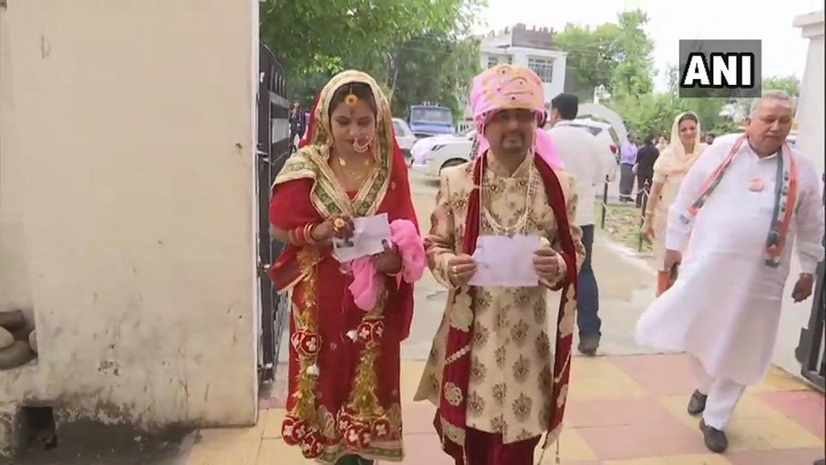 या दोघांचे मतदानाचे फोटो सध्या सोशल मीडियावर व्हायरल होत आहे. पुढे वाचा...लोकसभा निवडणूक २०१९- रजनीकांत यांनी केलं मतदान, मुलीसोबत पोहोचले कमल हसन या दोघांचे मतदानाचे फोटो सध्या सोशल मीडियावर व्हायरल होत आहे. पुढे वाचा...लोकसभा निवडणूक २०१९- रजनीकांत यांनी केलं मतदान, मुलीसोबत पोहोचले कमल हसन