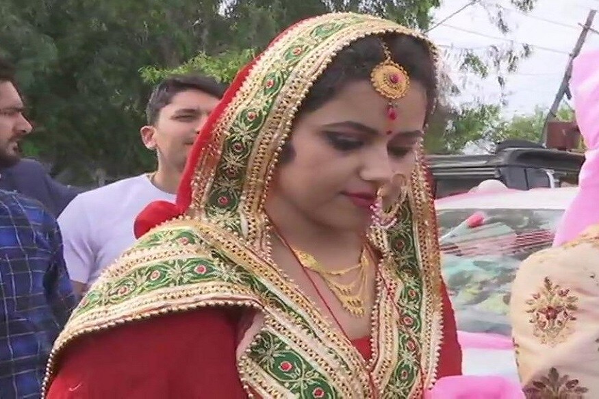 आज लोकसभा निवडणुकीतील दुसऱ्या टप्प्यातील मतदान आहे. त्यासाठी अनेक मतदारसंघात मतदानाला सुरुवात झाली आहे. अशात एका नवविवाहित जोडप्यानेदेखील मतदान केलं आहे. आज लोकसभा निवडणुकीतील दुसऱ्या टप्प्यातील मतदान आहे. त्यासाठी अनेक मतदारसंघात मतदानाला सुरुवात झाली आहे. अशात एका नवविवाहित जोडप्यानेदेखील मतदान केलं आहे.