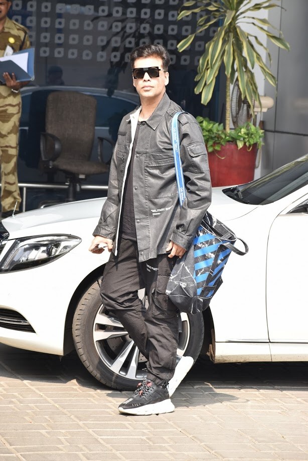 ही बॅग The rainbow Louis Vuitton ब्रँडची आहे. हे पहिल्यांदा नाही जेव्हा करण महागड्या गोष्टींमुळे चर्चेत आला. याआधीही सर्वात महागड्या ब्रँडचे कपडे आणि बॅगमुळे तो अनेकदा चर्चेत आला आहे. ही बॅग The rainbow Louis Vuitton ब्रँडची आहे. हे पहिल्यांदा नाही जेव्हा करण महागड्या गोष्टींमुळे चर्चेत आला. याआधीही सर्वात महागड्या ब्रँडचे कपडे आणि बॅगमुळे तो अनेकदा चर्चेत आला आहे.