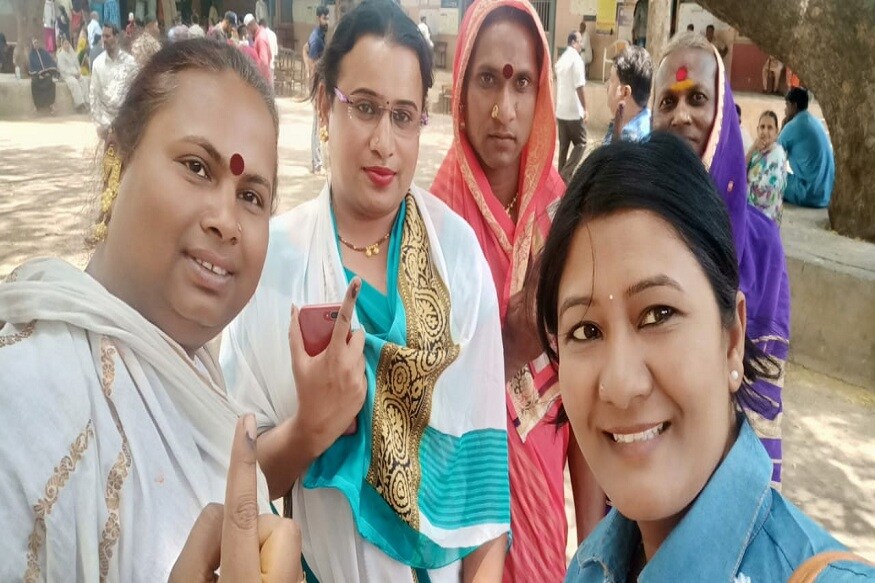 धुळे लोकसभा मतदारसंघात एकूण 21 तृतीयपंथी मतदार असून या तृतीयपंथी बांधवांनी मोठ्या उत्साहाने लोकशाहीच्या उत्सवात सहभागी होत आपला लोकशाहीचा हक्क बजावला. धुळे लोकसभा मतदारसंघात एकूण 21 तृतीयपंथी मतदार असून या तृतीयपंथी बांधवांनी मोठ्या उत्साहाने लोकशाहीच्या उत्सवात सहभागी होत आपला लोकशाहीचा हक्क बजावला.