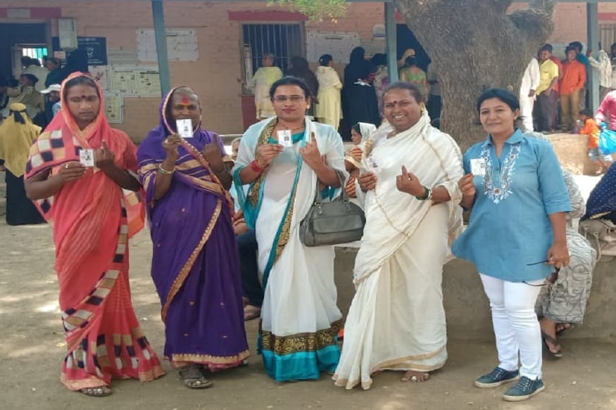 धुळे लोकसभा मतदारसंघात एकूण 21 तृतीयपंथी मतदार असून या तृतीयपंथी बांधवांनी मोठ्या उत्साहाने लोकशाहीच्या उत्सवात सहभागी होत आपला लोकशाहीचा हक्क बजावला. धुळे लोकसभा मतदारसंघात एकूण 21 तृतीयपंथी मतदार असून या तृतीयपंथी बांधवांनी मोठ्या उत्साहाने लोकशाहीच्या उत्सवात सहभागी होत आपला लोकशाहीचा हक्क बजावला.