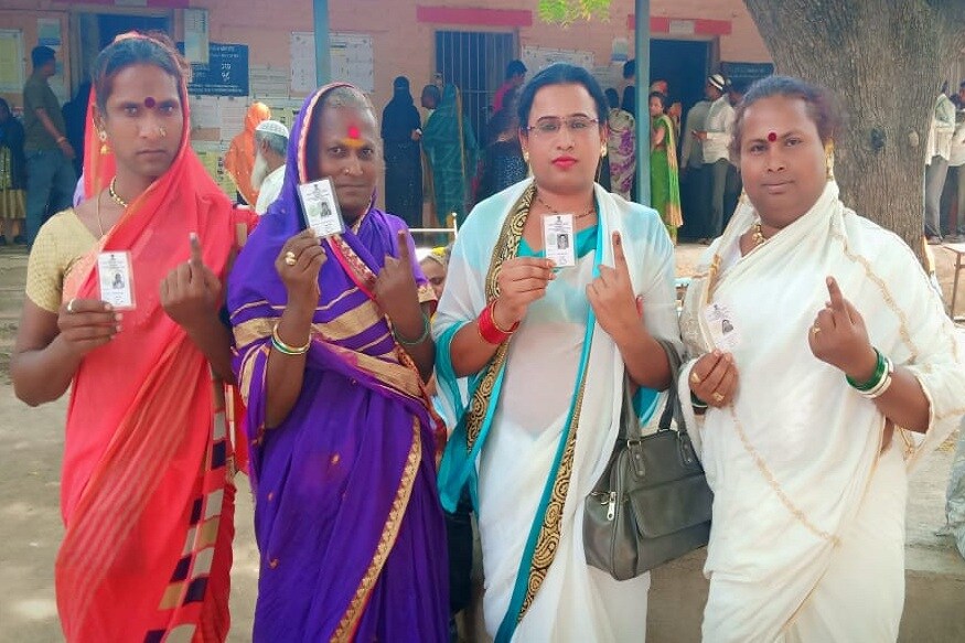 इतकंच नव्हे तर आम्ही मतदान केलं आपण ही करा, असे आवाहन यावेळी या तुतीयपंथीयांनी इतर मतदारांना केलं. इतकंच नव्हे तर आम्ही मतदान केलं आपण ही करा, असे आवाहन यावेळी या तुतीयपंथीयांनी इतर मतदारांना केलं.