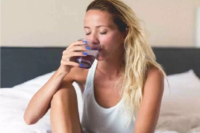 बहुतेक लोकं ऑफिसमध्ये भरपूर पाणी पितात मात्र घरी तितकं पाणी पित नाही. पाणी कमी प्यायल्यानंदेखील डोकेदुखी, कंबरदुखी, पाठदुखीची समस्या उद्भवते. त्यामुळे घरातून काम करताना सोबत पाण्याची बाटली ठेवा. पाणी पित राहा. यामुळे ऊर्जाही मिळते.